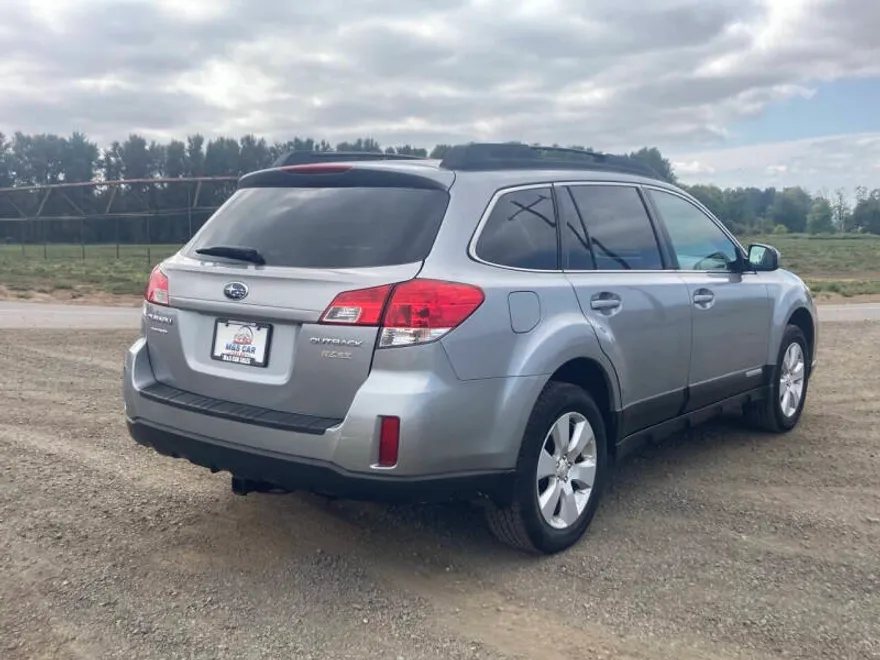 2011 Subaru Outback 2.5i Premium photo 1