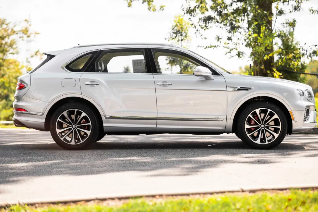2022 Bentley Bentayga V8 photo 1
