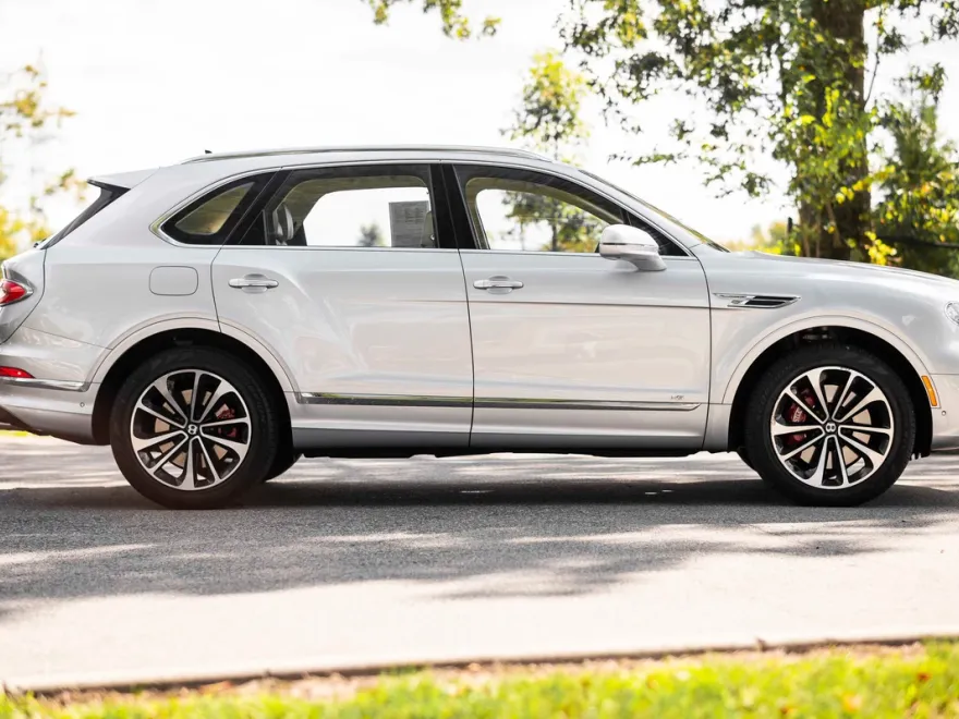 2022 Bentley Bentayga V8 photo 1