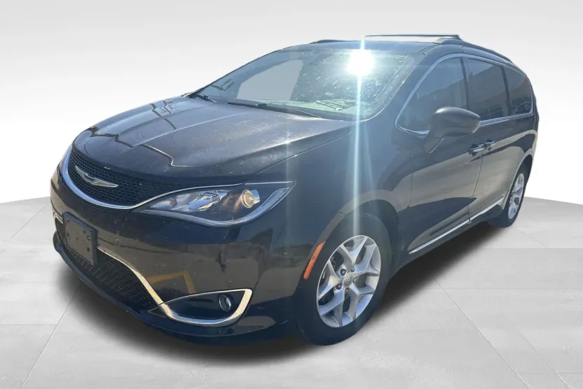 2017 Chrysler Pacifica Touring L photo 1