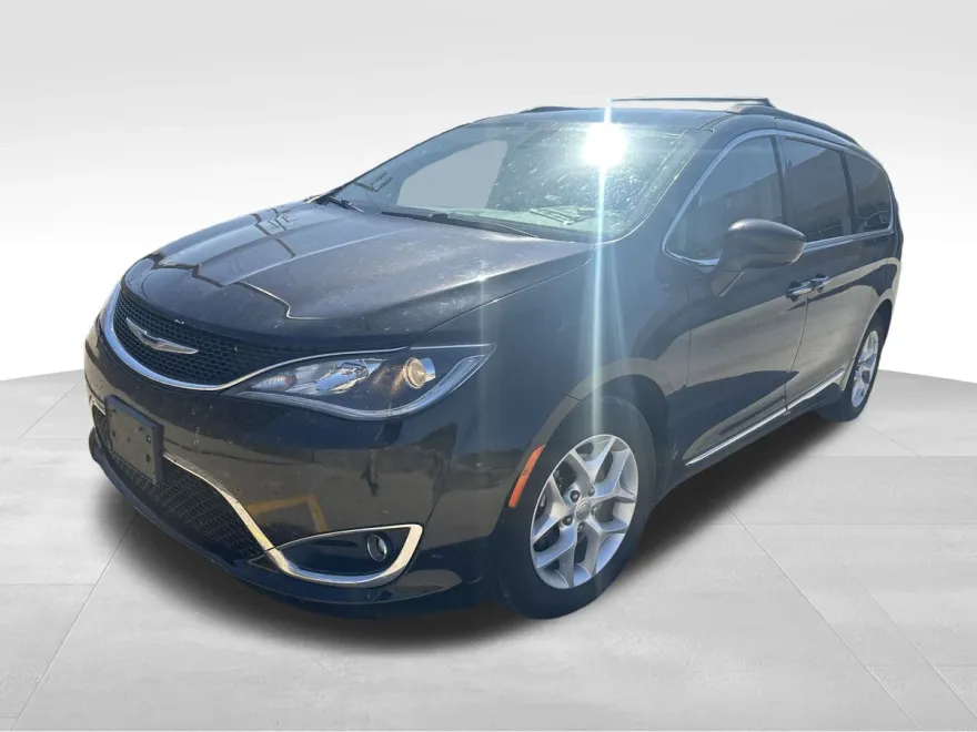 2017 Chrysler Pacifica Touring L photo 1