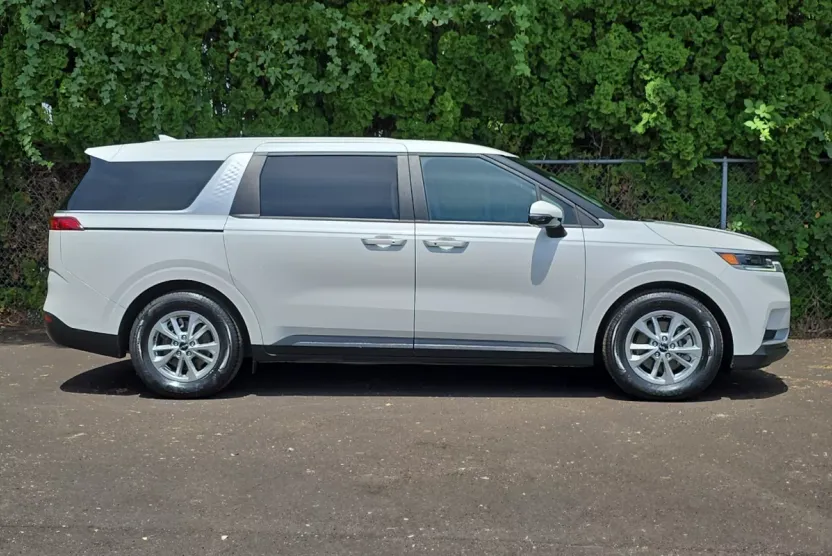 2024 Kia Carnival LX photo 1