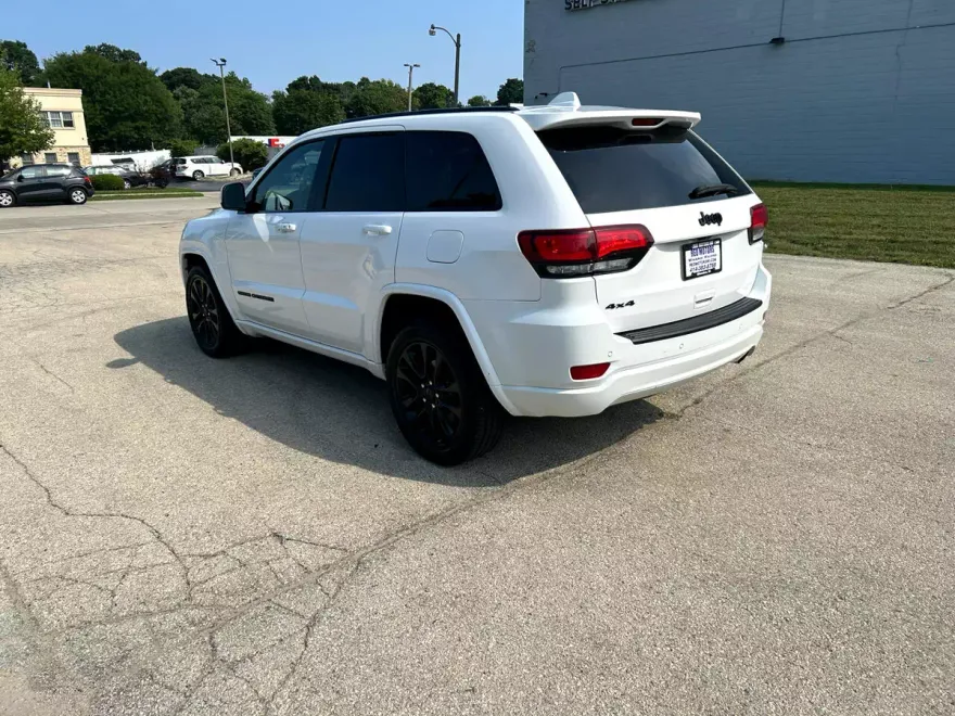 2020 Jeep Grand Cherokee Laredo photo 1