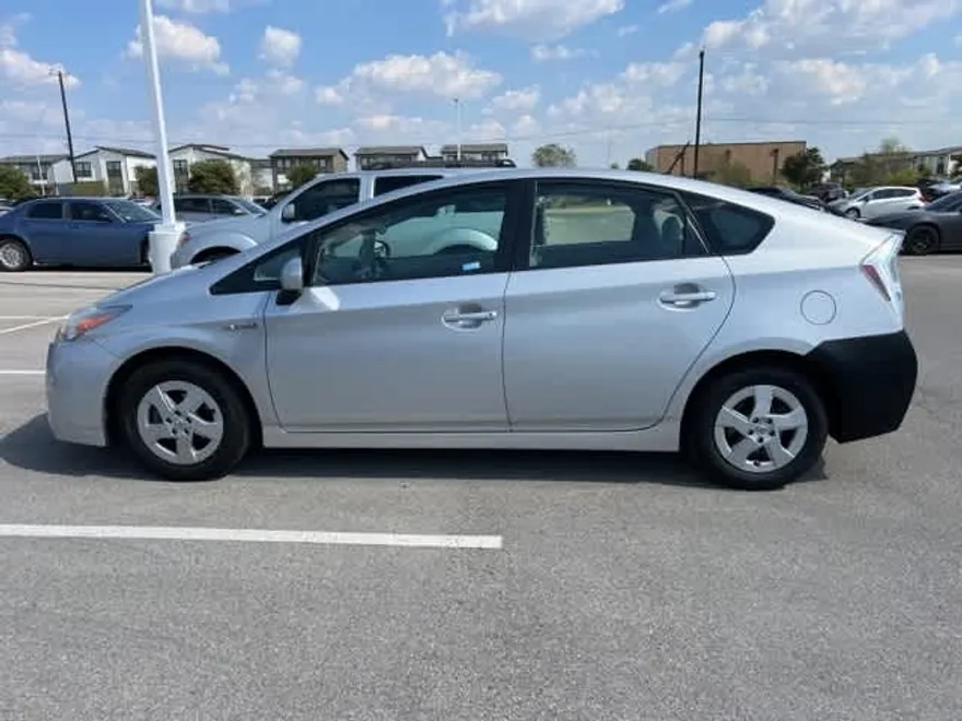 2010 Toyota Prius Four photo 1