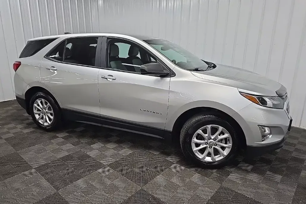 2021 Chevrolet Equinox LS photo 1