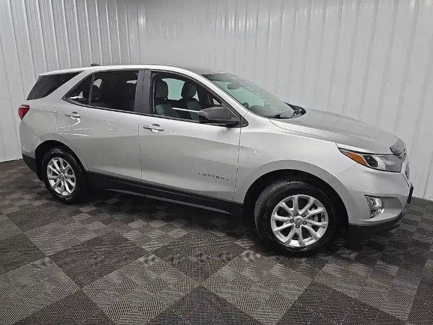 2021 Chevrolet Equinox LS photo 1