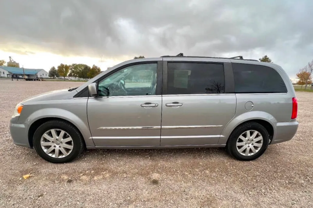2015 Chrysler Town & Country Touring photo 1