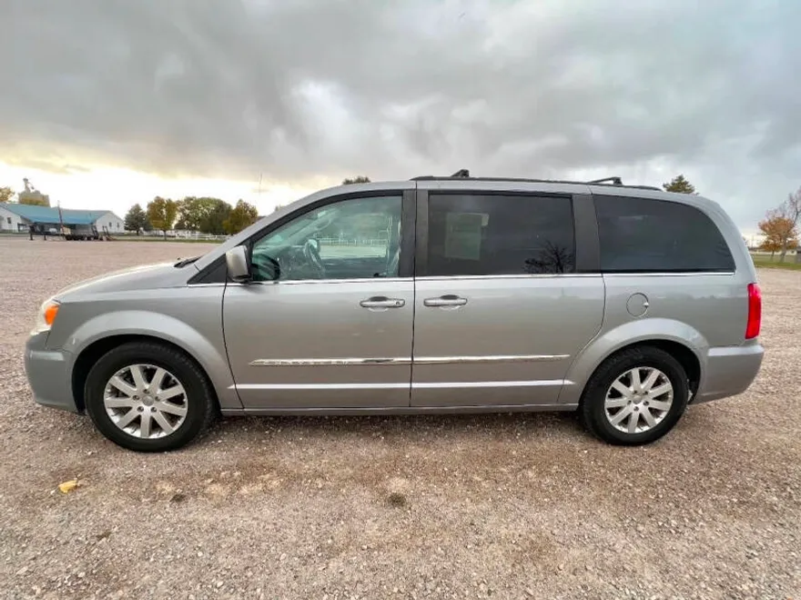 2015 Chrysler Town & Country Touring photo 1