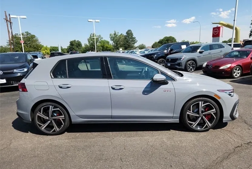 2025 Volkswagen Golf GTI SE photo 1