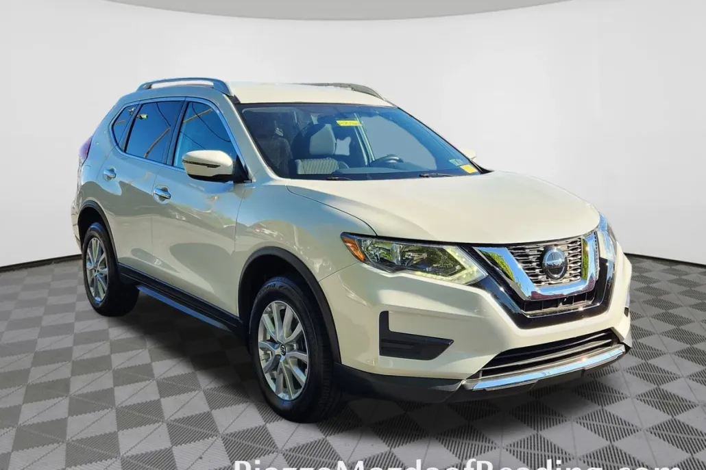 2018 Nissan Rogue SV photo 1