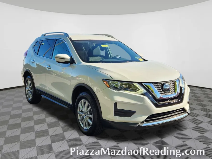 2018 Nissan Rogue SV photo 1