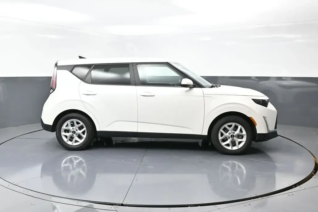 2023 Kia Soul LX photo 1