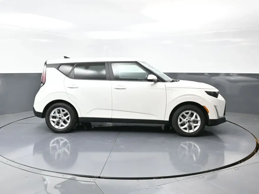 2023 Kia Soul LX photo 1