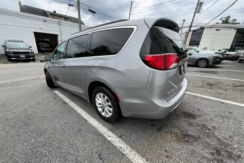 2017 Chrysler Pacifica Touring L photo 1