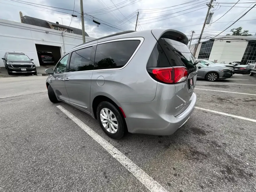 2017 Chrysler Pacifica Touring L photo 1