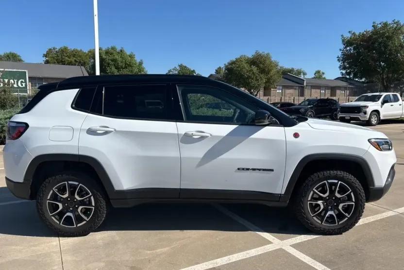 2025 Jeep Compass Trailhawk photo 1
