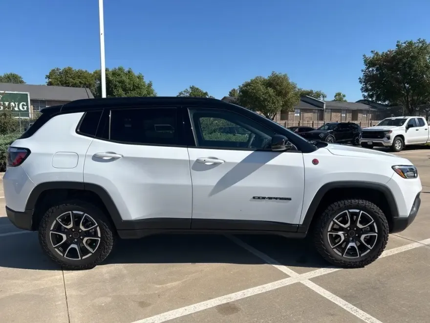 2025 Jeep Compass Trailhawk photo 1