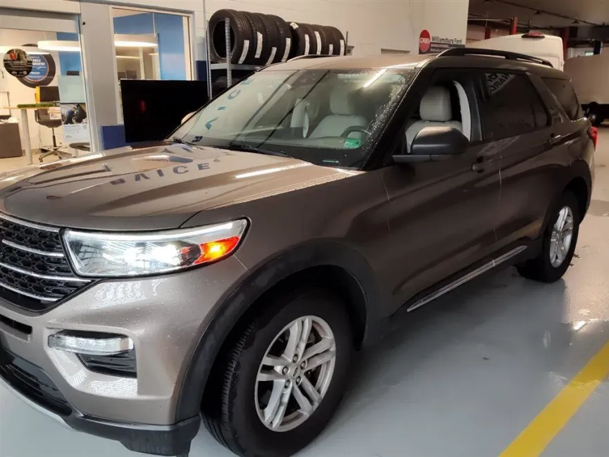 2021 Ford Explorer XLT photo 1