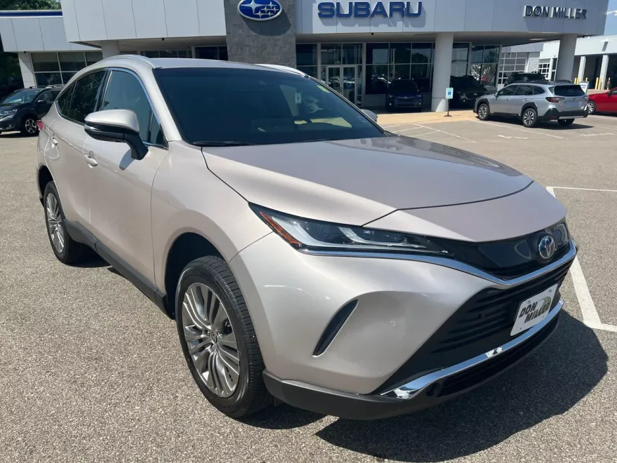 2022 Toyota Venza XLE photo 1