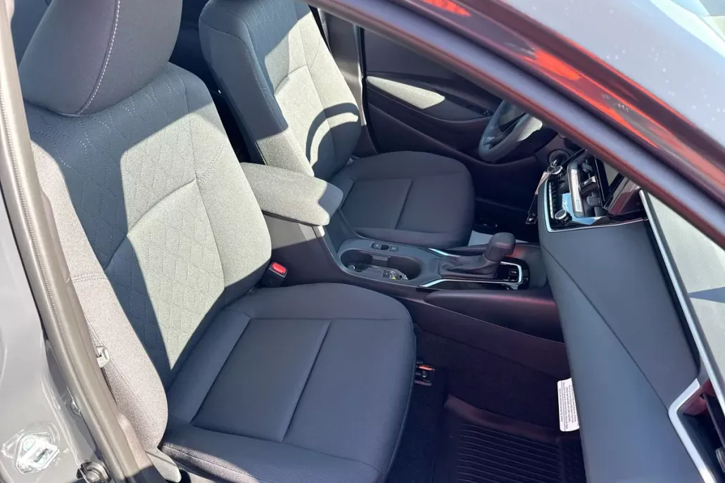 2025 Toyota Corolla LE photo 1