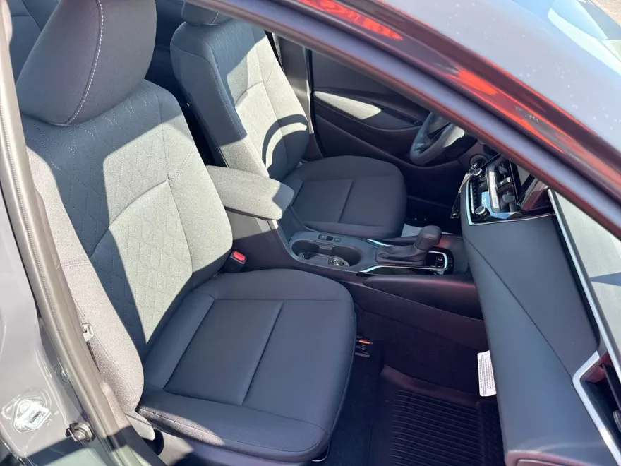 2025 Toyota Corolla LE photo 1