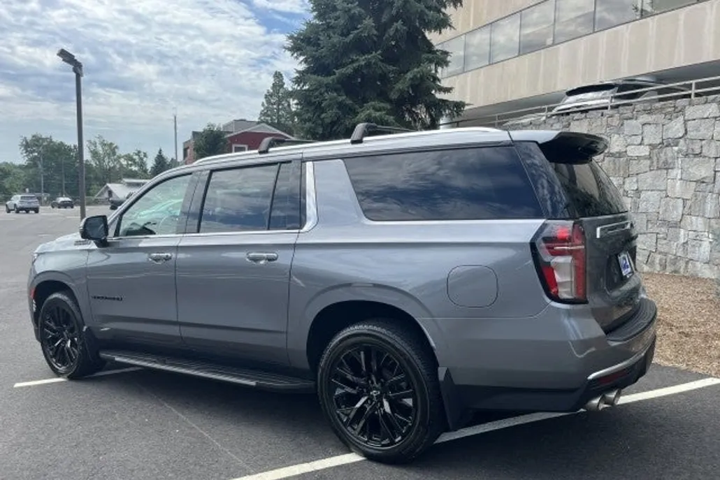 2021 Chevrolet Suburban High Country photo 1