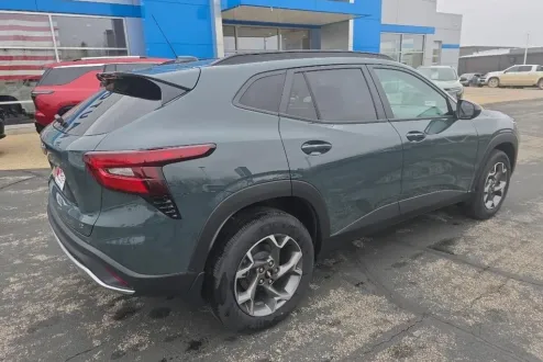 2025 Chevrolet Trax LT photo 3