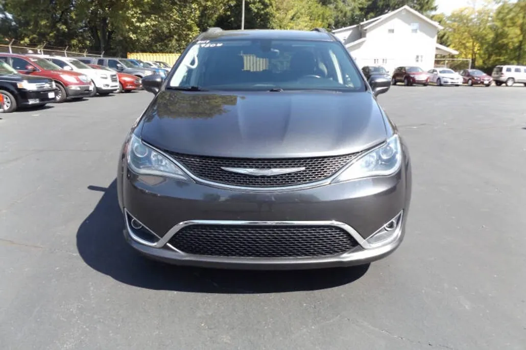 2017 Chrysler Pacifica Touring L photo 1