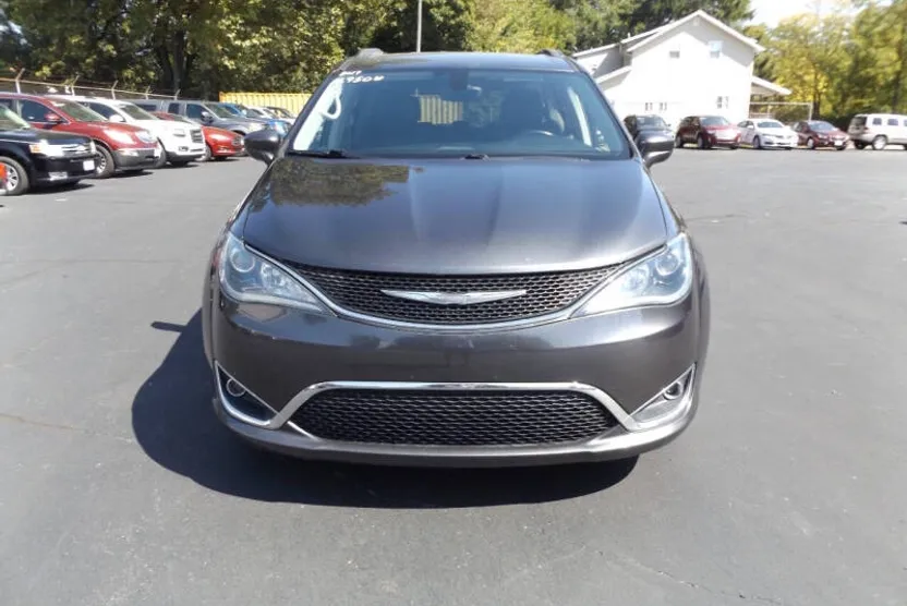 2017 Chrysler Pacifica Touring L photo 1