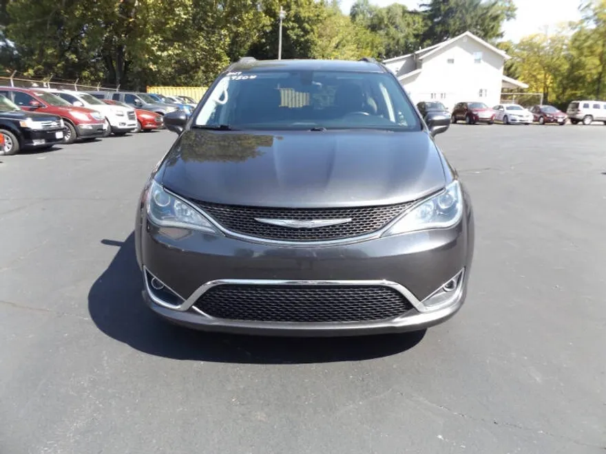 2017 Chrysler Pacifica Touring L photo 1