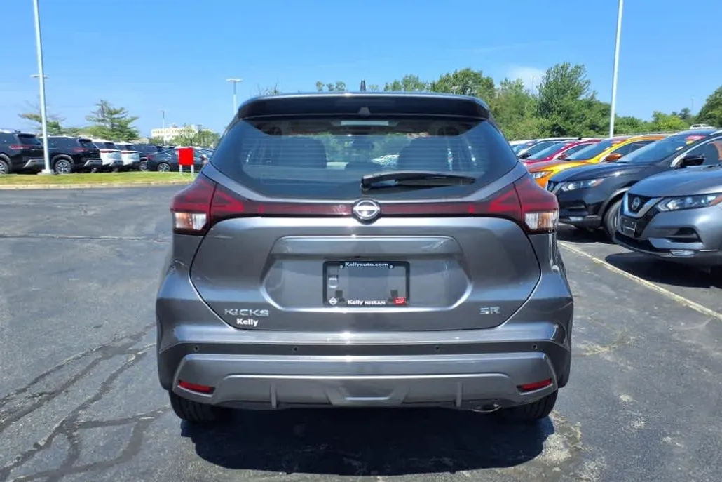 2023 Nissan Kicks SR photo 1