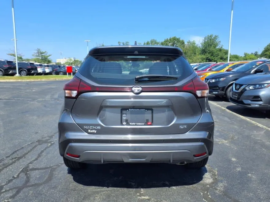 2023 Nissan Kicks SR photo 1