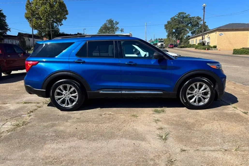 2020 Ford Explorer XLT photo 1