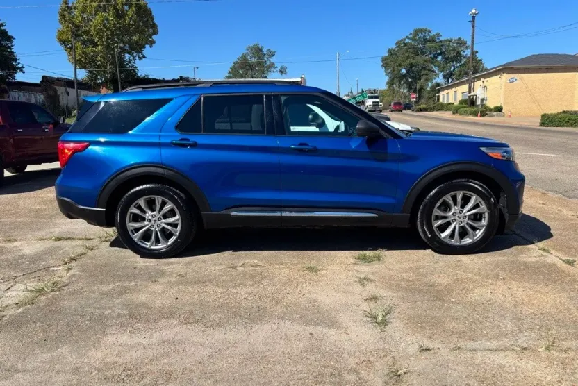 2020 Ford Explorer XLT photo 1
