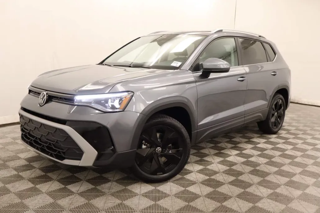 2025 Volkswagen Taos SE photo 1