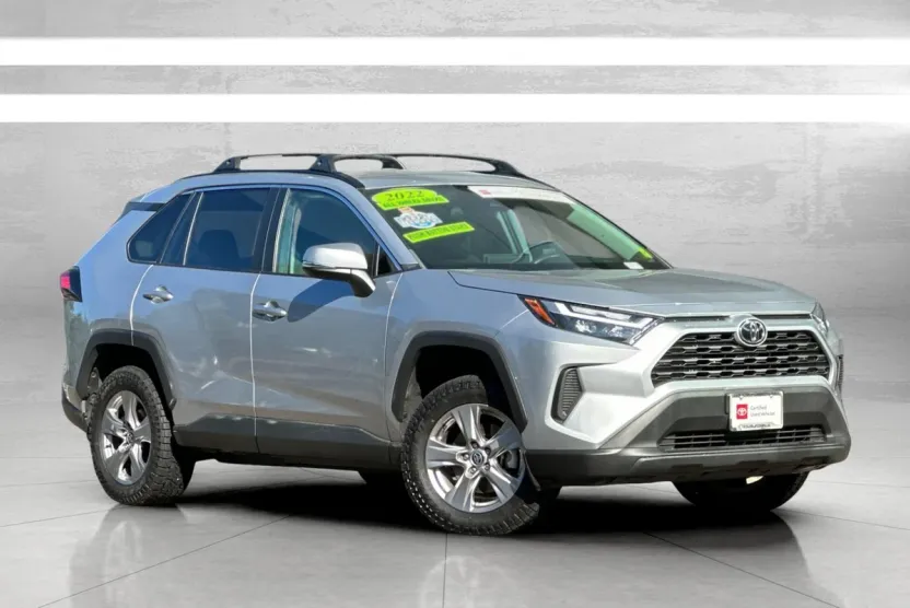 2022 Toyota RAV4 XLE photo 1