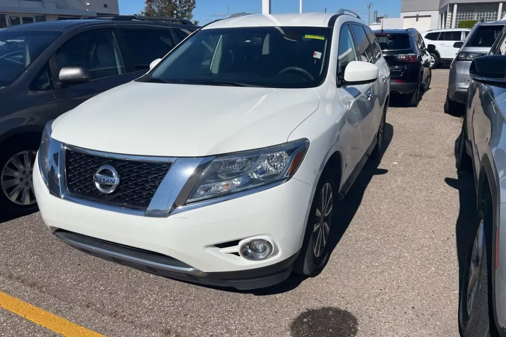 2016 Nissan Pathfinder SV photo 1