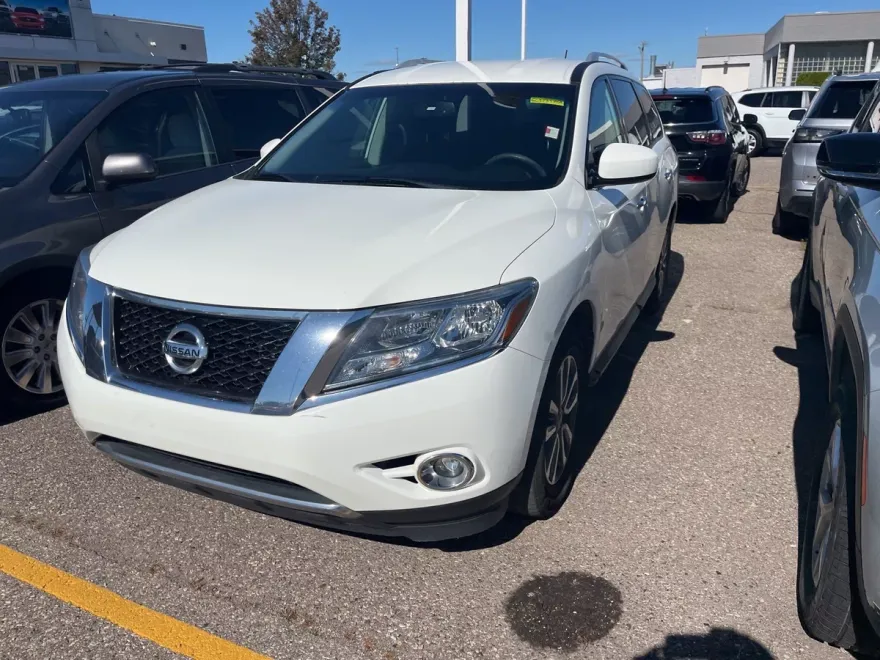2016 Nissan Pathfinder SV photo 1