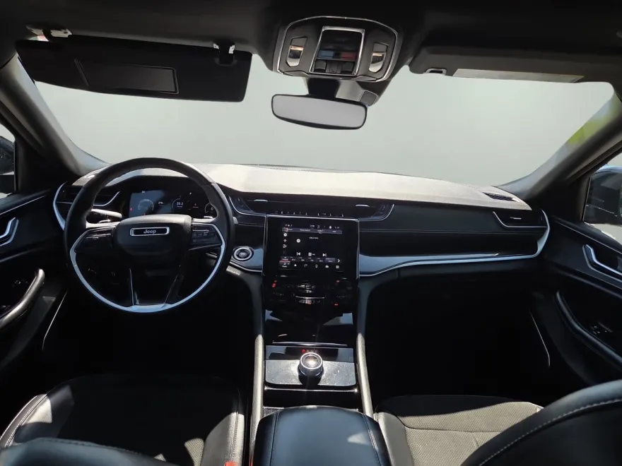 2022 Jeep Grand Cherokee Laredo Altitude photo 1