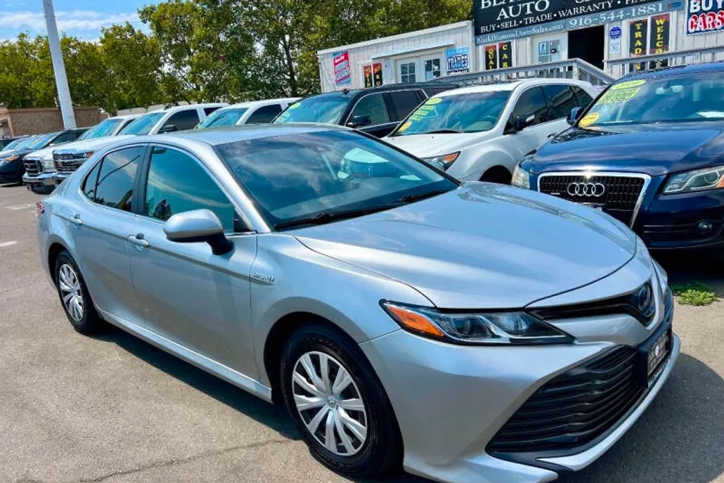 2020 Toyota Camry Hybrid LE photo 1