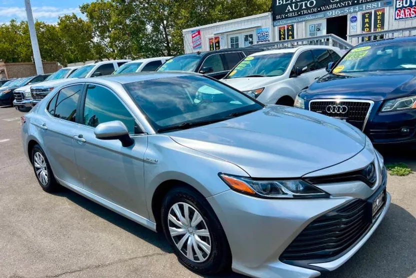 2020 Toyota Camry Hybrid LE photo 1