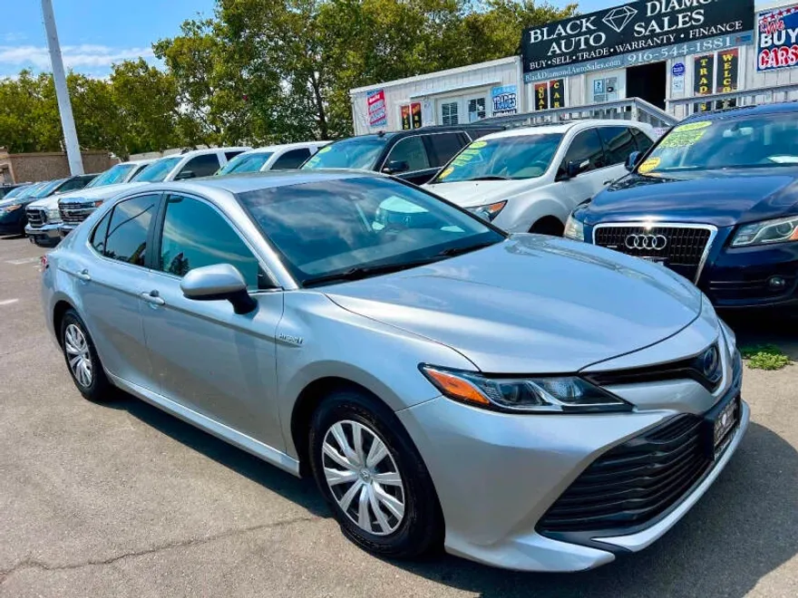 2020 Toyota Camry Hybrid LE photo 1