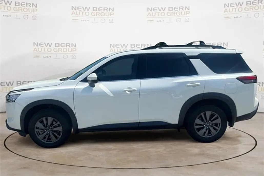 2022 Nissan Pathfinder SV photo 1