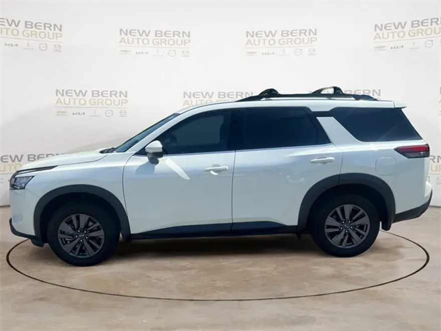 2022 Nissan Pathfinder SV photo 1