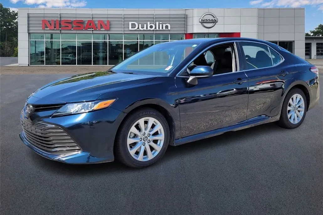 2019 Toyota Camry LE photo 1