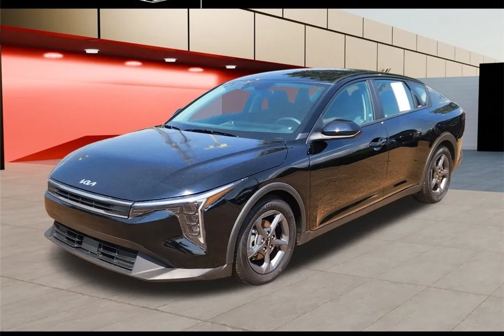 2025 Kia K4 LXS photo 1