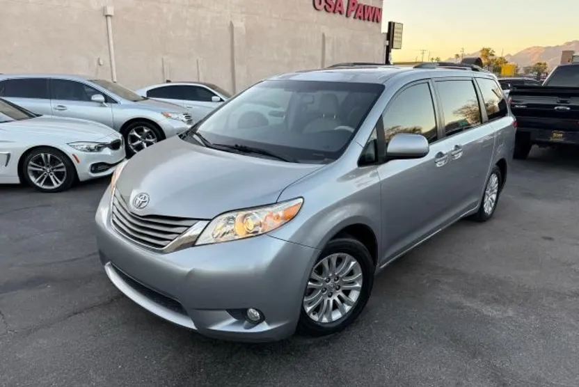 2011 Toyota Sienna XLE photo 1