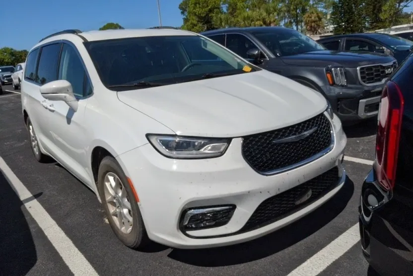 2022 Chrysler Pacifica Touring L photo 1