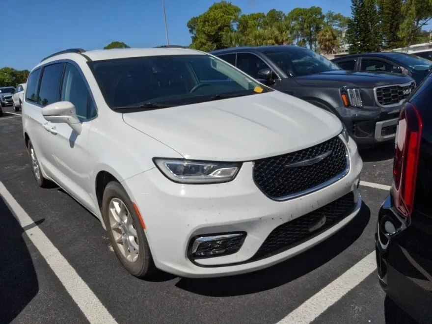 2022 Chrysler Pacifica Touring L photo 1