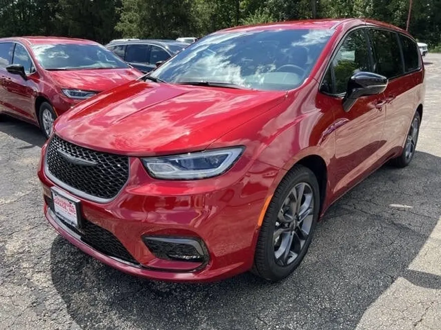 2026 Chrysler Pacifica photo 1